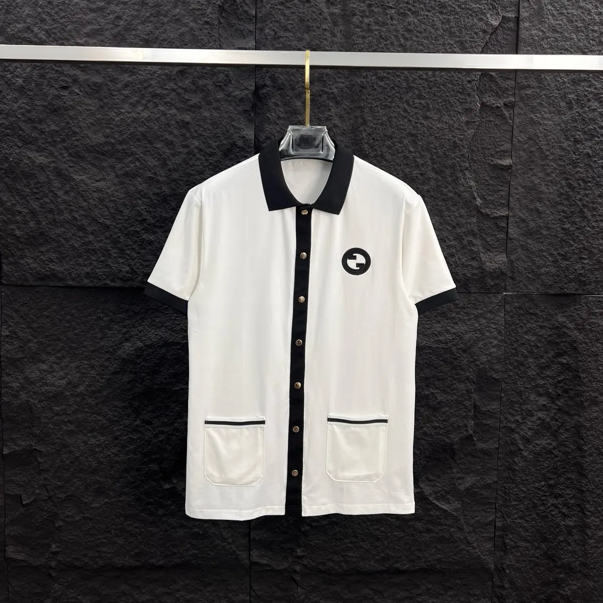 ￼Áo polo boy phố có hoạ tiết cổ phối logo thêu hai màu trắng đen thời trang nam nữ phong cách giới trẻ