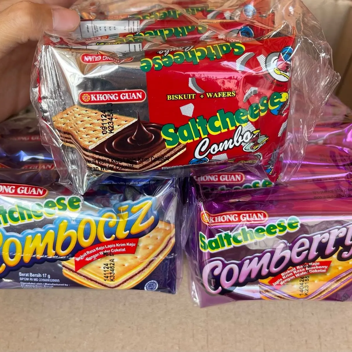 agen distributor makanan ringan snack biskuit wafer saltcheese combo combociz comberry renceng khong guan murah