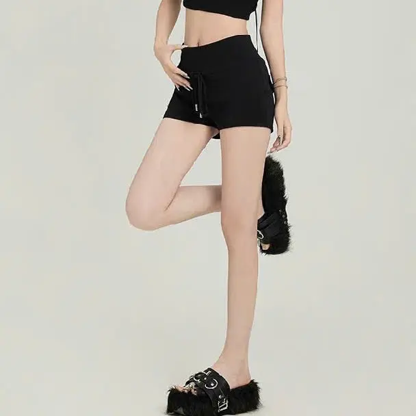 Quần short nỉ hai da cạp chun kèm dây rút điểm nhấn nắp túi sau hông