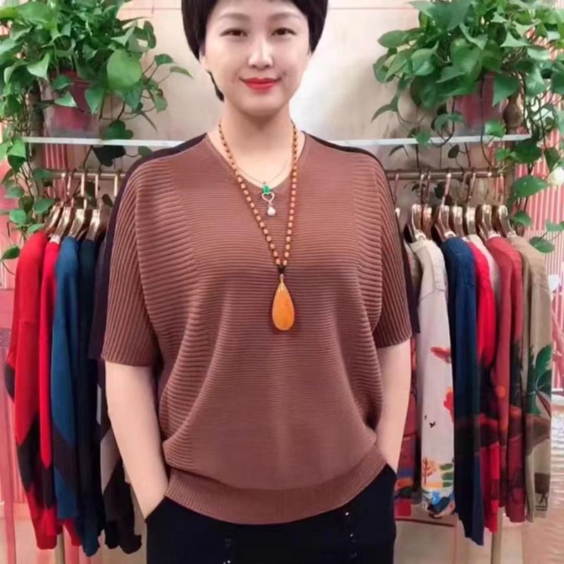  Quần Áo Của Mẹ Chất Liệu Lụa Lạnh Thiết Kế Mới Phù Hợp Với Phụ Nữ Trung Người Già Và Cao Tuổi Ngoại Cỡ Dễ Phối Đồ Thời Trang Cổ Chữ V Áo Thun Giấu Kín Dáng Rộng Vừa Vặn Áo Len 