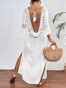 Vestido tipo cover-up para mujer con pompones y ribete de crochet, estilo casual con mangas con volantes, espalda descubierta y abertura en el muslo; moda femenina para la playa y vacaciones.