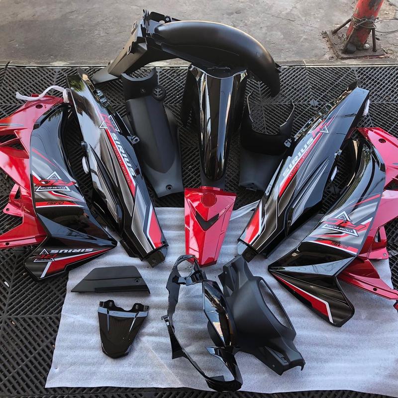 Dàn áo sirius màu đen phối đỏ kendy, dán sẵn tem, hàng 1/2, chưa kèm pha đèn. Nhựa ABS