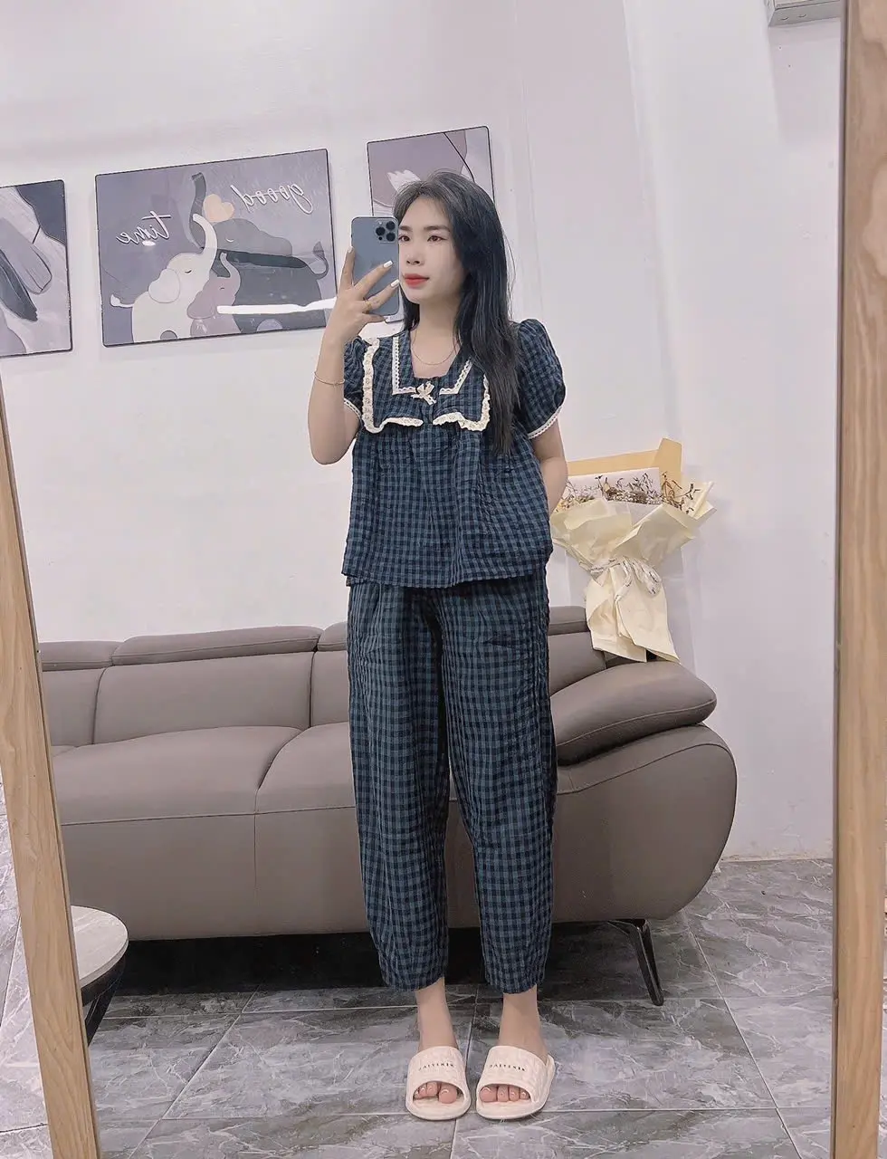 Bộ đồ ngủ mặc nhà nữ Hh áo côc tay bồng cổ V vuông cao phối viền bèo bản to bên ngoài phối Ren chính giữa ngực đính nơ dáng áo xoè rộng quần bom 9 tấc lỡ hoạ tiết kẻ caro châtd liệu đũi mềm mát
