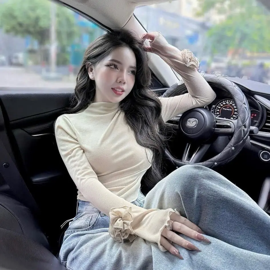 Áo thu đông dài tay gắn hoa dễ phối đồ trẻ trung