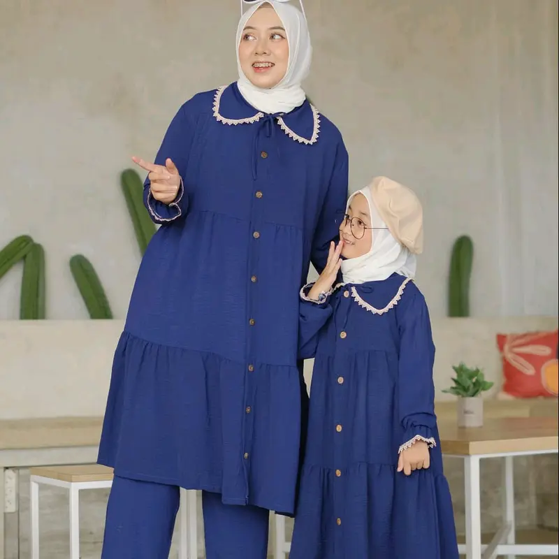 Baju One Set Setelan Stelan Celana Panjang Dan Atasan Tunik  Wanita Dewasa Muslim Crinkle Crengkle Kringkel Airflow Couple Ibu Dan Anak Perempuan Terbaru Kekinian Cantik Simple Elegant Pasangan Mewah Keluarga Polos 2