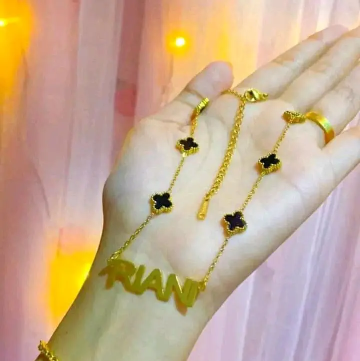 kalung nama dengan variasi bunga clover titanium Pelapisan Logam Aksesoris Elegan manik-manik Golden 1