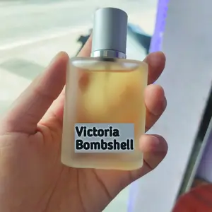 Parfum Refill VICTORIA BOMSEL 20-30ML Pria Wanita Tahan Lama Murah Non Alkohol Original Kualitas Premium Minyak Wangi Laki-laki Perempuan Viral Best Seller Eau De Perfume Aroma Bunga Woody Fruity Uniseks Wanginya Wanginya
