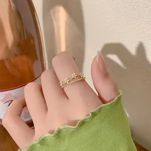 Cincin terbuka baris ganda bunga putih berberlian yang modis untuk wanita untuk pakaian sehari-hari