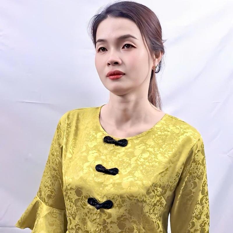 SÉT ÁO LẺ  BÀ BA,TAY LOE,, ÁO GẤM 2 DA,HOA VĂN ,QUẦN BẢN LƯNG PHÍA SAU, KẾT HƠP TÚI TRONG, PHONG CÁCH LỊCH LÃM , HIỆN ĐẠI MẪU MỚI NHẤT, TẶNG KÈM 1 CỘT TÓC XINH Nữ Kem Women Nhung 9