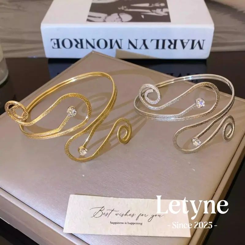 [Letyne] Gelang Lengan Gaya Minimalis dengan Desain Spiral Warna Emas dan Elemen Berlian Tiruan  A390
