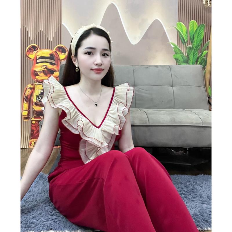 Bộ lụa cúp có mút, phối viền bèo cổ V. Lụa mền, mịn ko nhăn. Quần có túi . Sau lưng có bo thun co giãn. Freesize 40-60kg