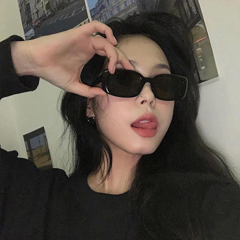 Kính râm nam nữ thời trang đi biển mẫu mới  Màu đen phong cách cá tính siêu ngầu KTT11 Hoa Women Chống Nắng