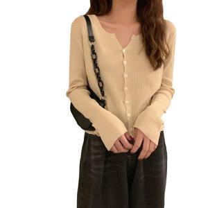 เสื้อคาร์ดิแกนถักคอวีผ้าไหมน้ำแข็งสไตล์เกาหลี,เสื้อกันแดดสำหรับผู้หญิงฤดูร้อนใหม่สไตล์ชาแนลเสื้อสลิมหรูหรา,สไตล์ลำลอง