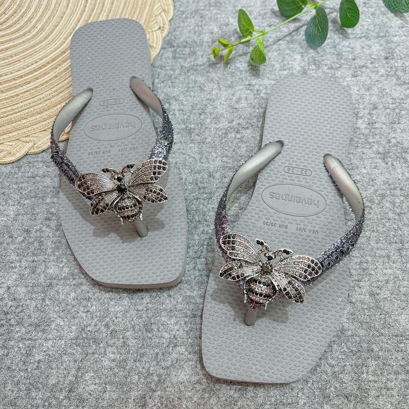 Dép Đế Vuông Kim Tuyến Xám Kèm Charm Cho Nữ, Chất Liệu Cao Su Non, Xinh Chân.