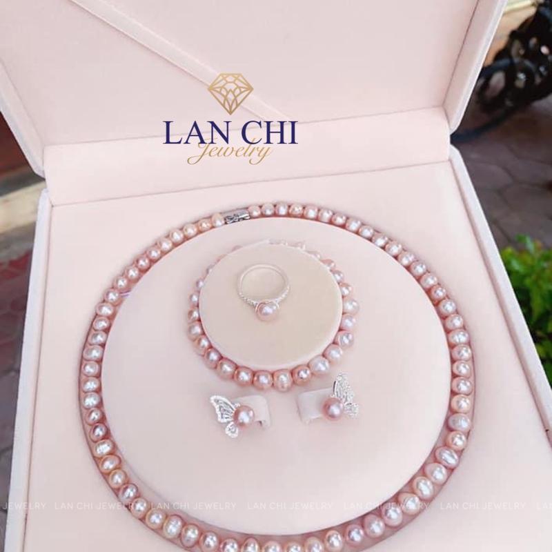 Bộ ngọc trai vòng cổ vòng tay bông tai 7-8li ánh hồng có nhiều vết sinh trưởn kèm hộp ( không kèm nhẫn )