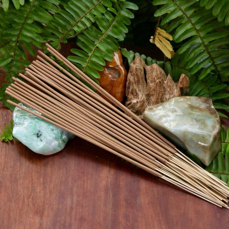 Gói 100gr Nhang Cây Trầm Hương Tự Nhiên - Loại Phổ Thông - Mùi Thơm Dịu Ngọt Hậu Nhẹ - Dễ dùng và tiện dụng, Phù Hợp mọi gia đình Việt Nam.