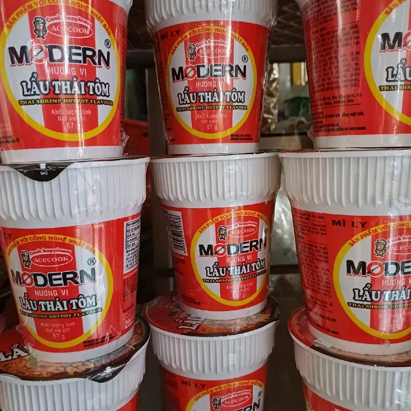 một thùng mì ly MODERN 24ly ×67g hương vị lẩu thái mi Miến
