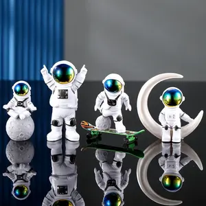 4 buah set Asli Pasokan Langsung Astronot Boneka Astronot Patung Mainan Astronot Ornamen Hadiah Mainan Meja Desktop Display Stand Meja Dekorasi Aksesoris