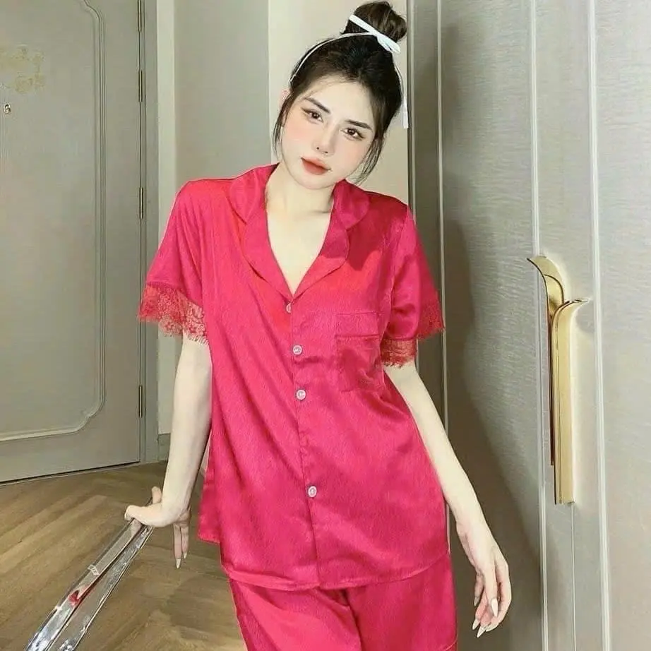 Bộ pijama nữ lụa xước phối ren dập đá nổi đỏ - Quần đùi- Freesize 40-60kg