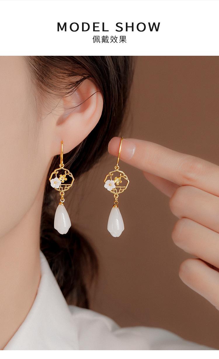 Product Introduction of New Chinese Style Earrings Cheongsam Ancient Style Hetian Jade High Sense Earrings 2024 New Earrings 3