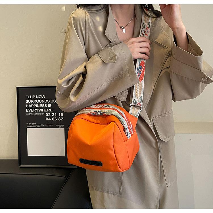Product Introduction of Large Capacity Simple New Shoulder Small Cloth Bag Women's Messenger Bag Women's Bag Fashion All-Match Lightweight Oxford Cloth Shell Bag 22