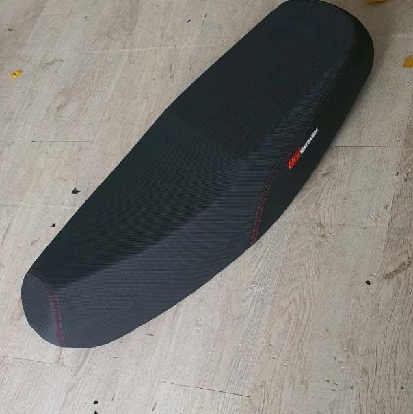 Yên Dream Gọt 2 Tầng yên mút trắng bọc da có Chữ . Yên xe máy. Phụ kiện phụ tùng.