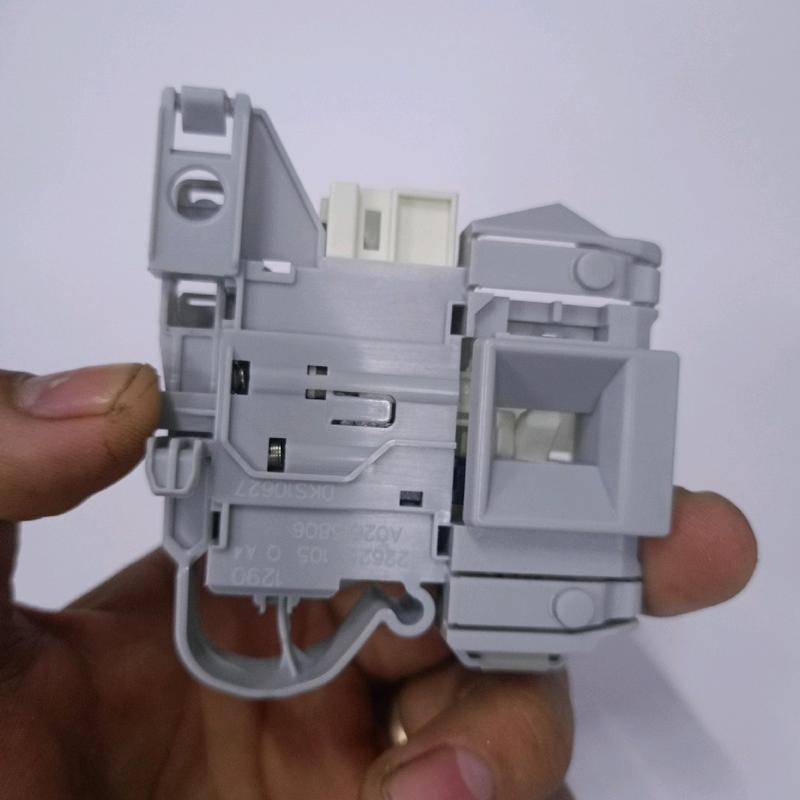 khoá cửa máy giặt Electrolux dạng cài mới