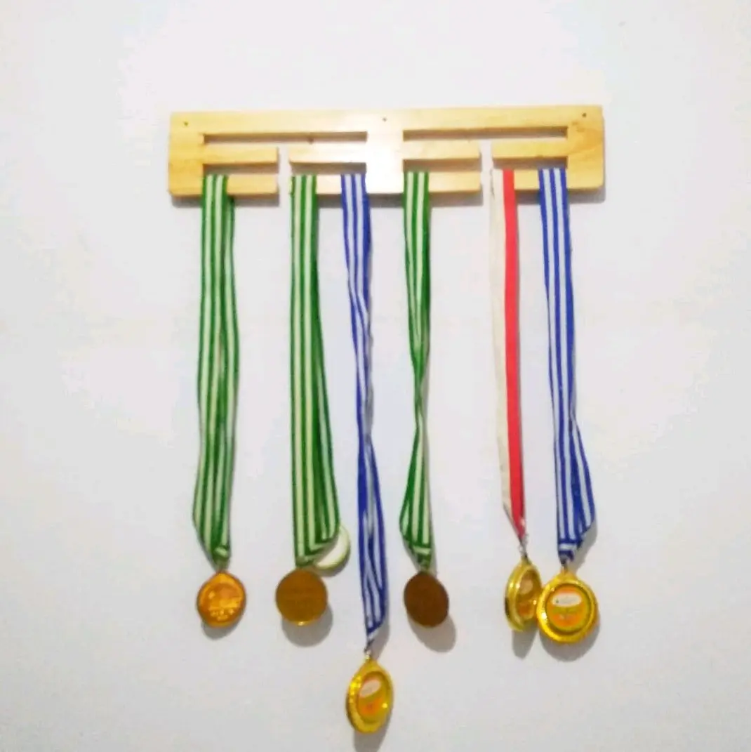 Hanger Medali Jati Belanda Gantungan