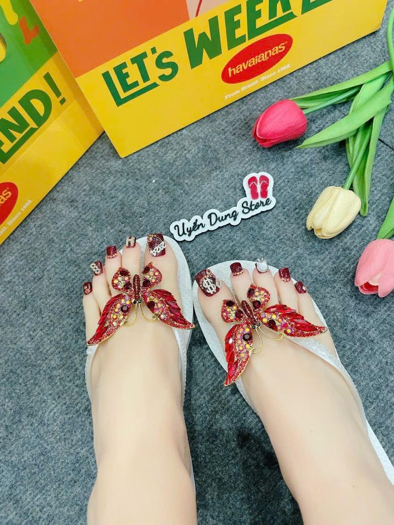 Product Introduction of Dép Nữ Tròn Trắng Slim Kèm Charm HVN 2