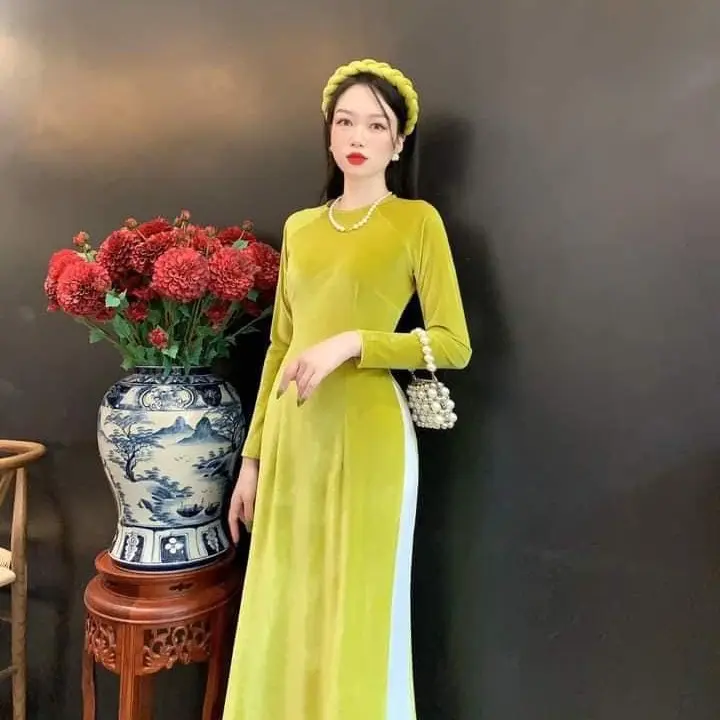 Áo dài Nhung cao cấp , các màu , có dãn , thấm hút mồ hôi phù hợp với thời tiết sẽ lạnh ( áo chưa quần )              Lưu  ý , vải Nhung cô dãn nên mọi người lấy lùi size lại giúp em để khi mặc lên áo sẽ dược đẹp nhất)