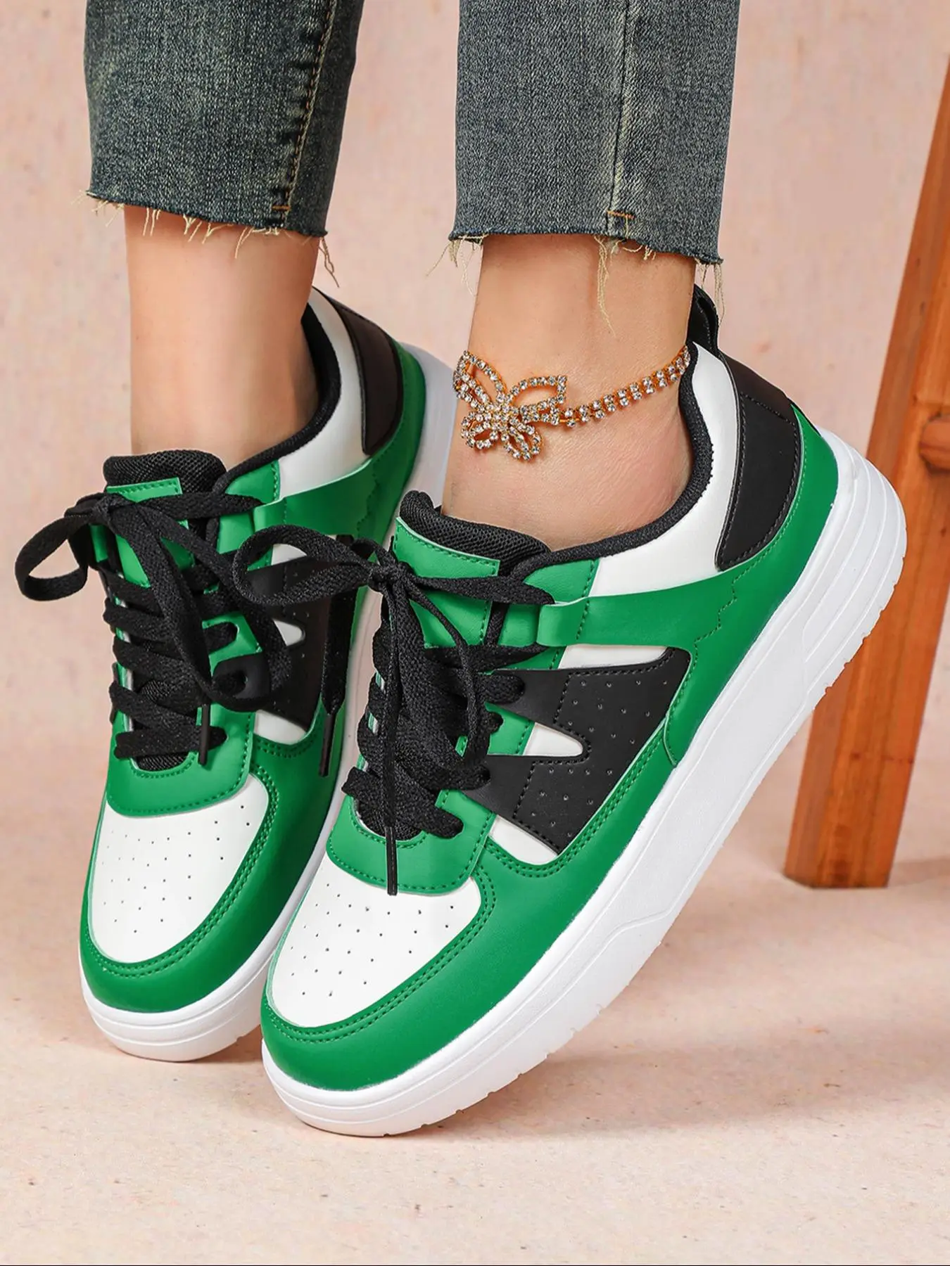 Women's Fashionable Patchwork Lace Up Low Top Sneakers, Casual Comfortable Breathable Sports Shoes, Female All-match Round Toe Shoes for Daily Wear