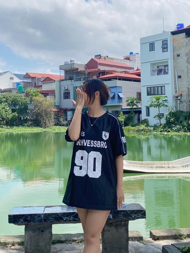 Product Introduction of Combo 2 áo thun số 90 trắng đen freesize < 70 Nữ Women Voi Top thông thường đinn 2