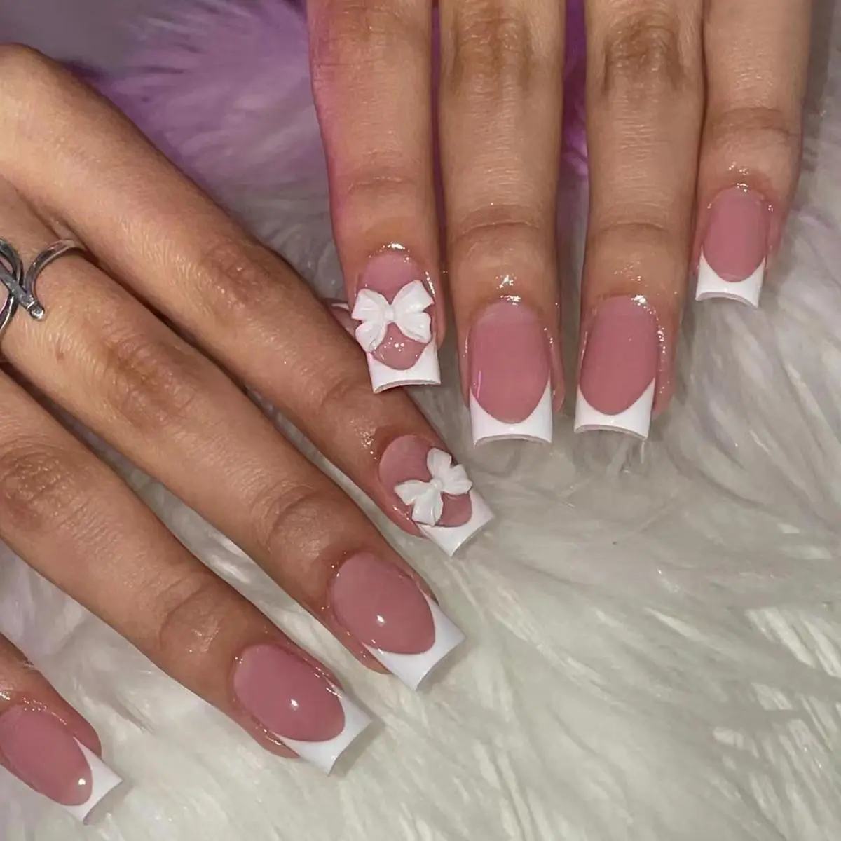 Cute Bow Decor Square Fake Nails, 24pcs French Style Press On Nails with 1 Nail File & 1 Sticker Sheet, Elegant Stick On Nails Kit, Manicure Accessories, Easy to Apply