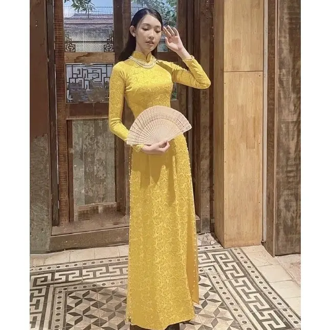Áo dài gấm màu vàng đính ngọc