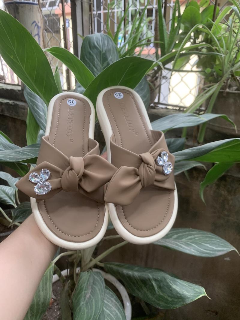 Product Introduction of Dép sandanl nữ hottrend  gắn nơ thỏ trẻ trung  da mềm (chân gày mỏng lùi size) 2