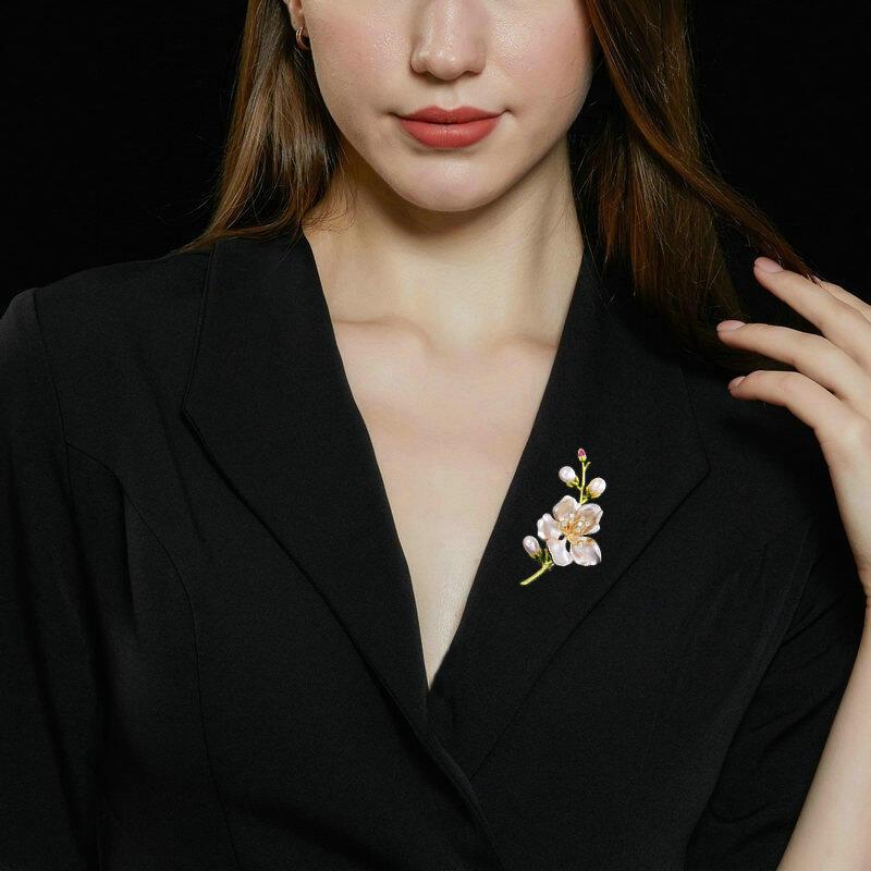 Product Introduction of Elegant Chinese style dress, cheongsam, chest flower, freshwater pearl, multi-purpose anti glare magnolia, high-end brooch 8