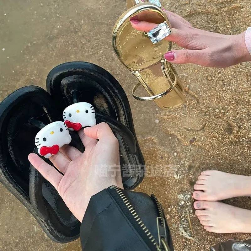 Dép Xỏ Ngón Hello Kitty, Thiết Kế Hoạt Hình Dễ Thương, Dành Cho Nữ, Phong Cách Ngọt Ngào Và Ngầu Thích Hợp Cho Mùa Hè Và Các Hoạt Động Ngoài Trời, Đế Mềm, Dép Đi Biển, Năm 2025 DéP GiàY 7