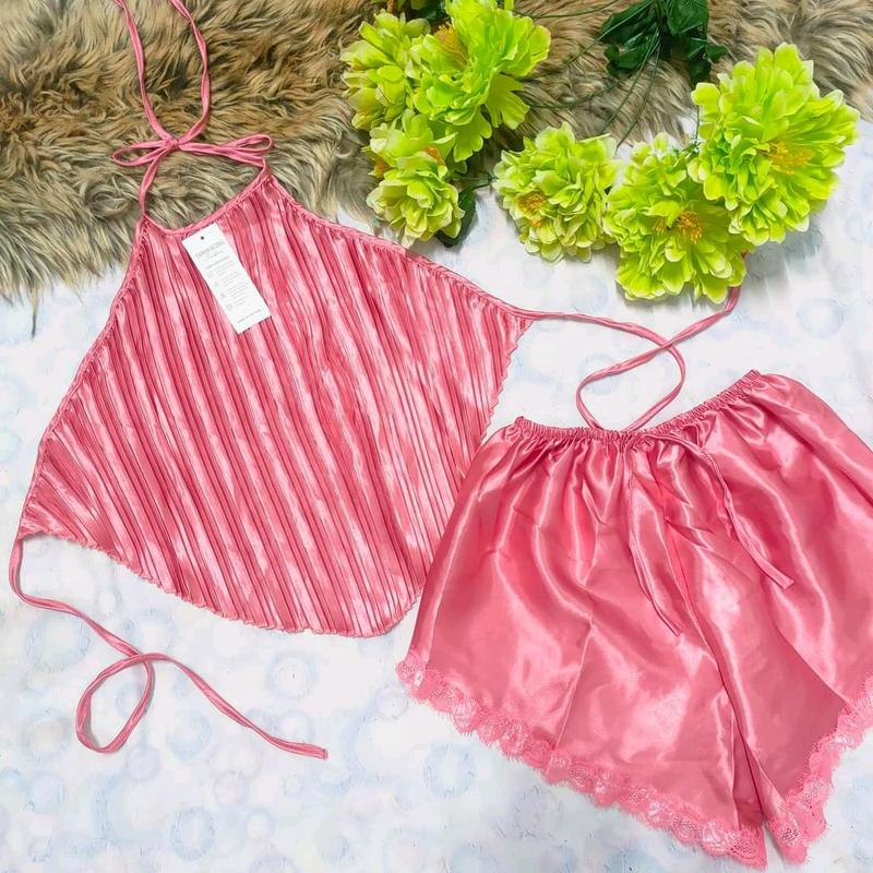 Bộ ngủ yếm dập li có dây cột lưng và quần đùi có ren vải phi bóng mềm nhẹ freesize dưới 57kg - Women Nữ