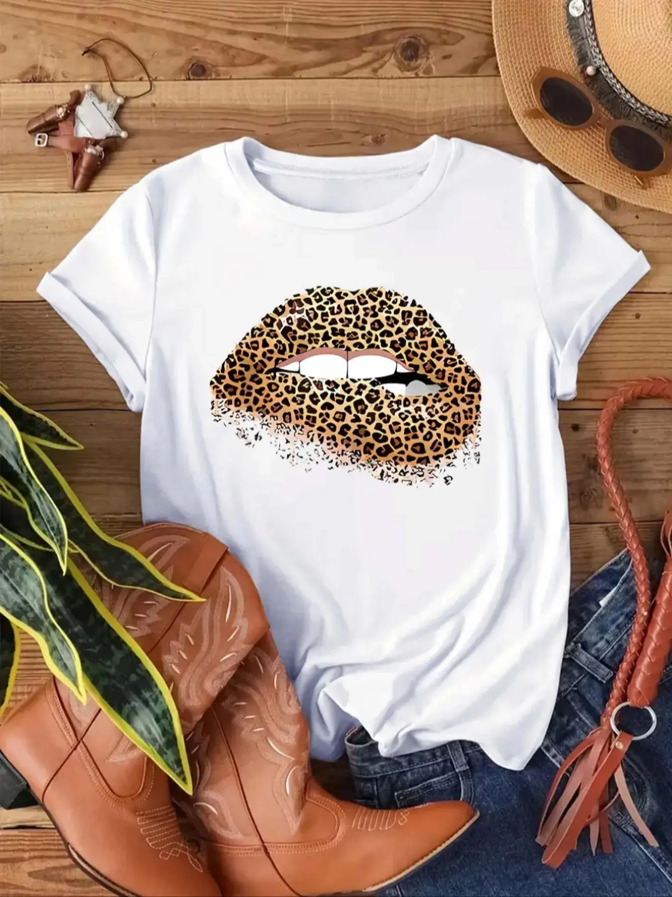Women's Leopard Lip Print Round Neck Tee, Casual Graphic Short Sleeve T-shirt For Daily Wear, Ladies Summer Outfit
