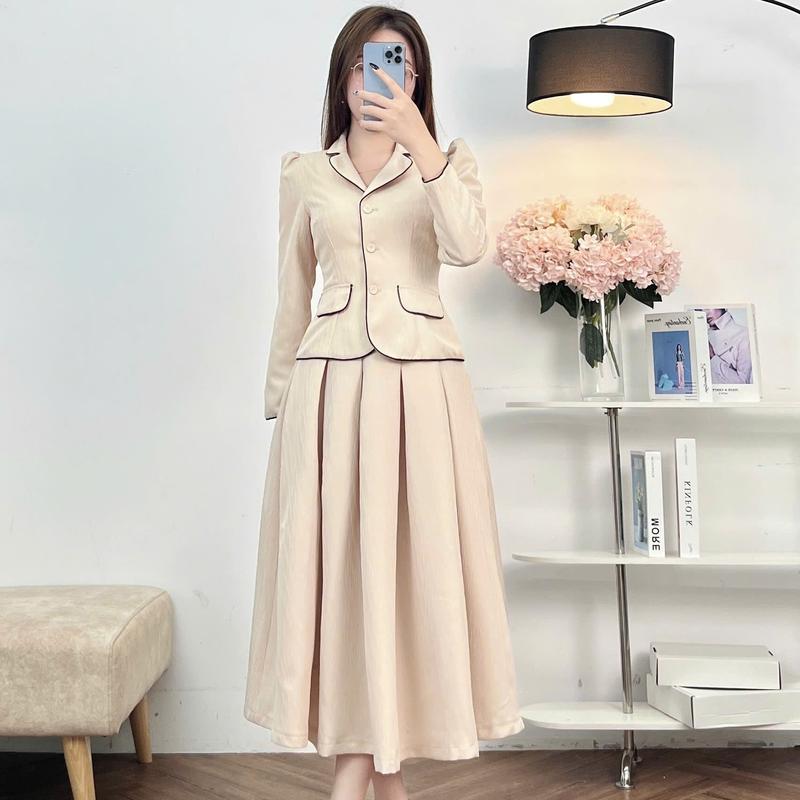 Bộ Đồ Nữ CCHAT Áo Dáng Ôm Nhẹ Cổ Bẻ Ve Nắp Túi Tay Dài Bồng Chân Váy Dáng Xoè Thanh Lịch Chất Tuytsi 24BDS8002XT