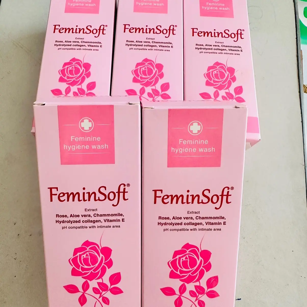 Dung dịch vệ sinh phụ nữ FEMINSOFT 180ml của dạ hương