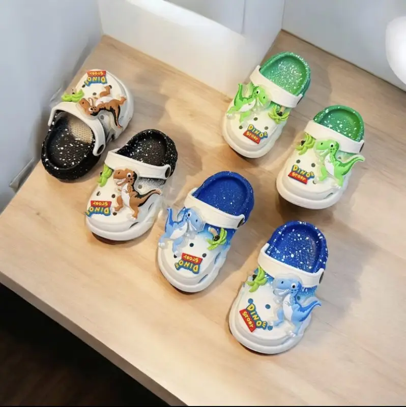FOM NHỎ (CÓ ĐÈN) Dép sục Khủng Long vẩy sơn có đèn mềm nhẹ êm chân cho bé Dino Story siêu đẹp MONKIDS-2024 4