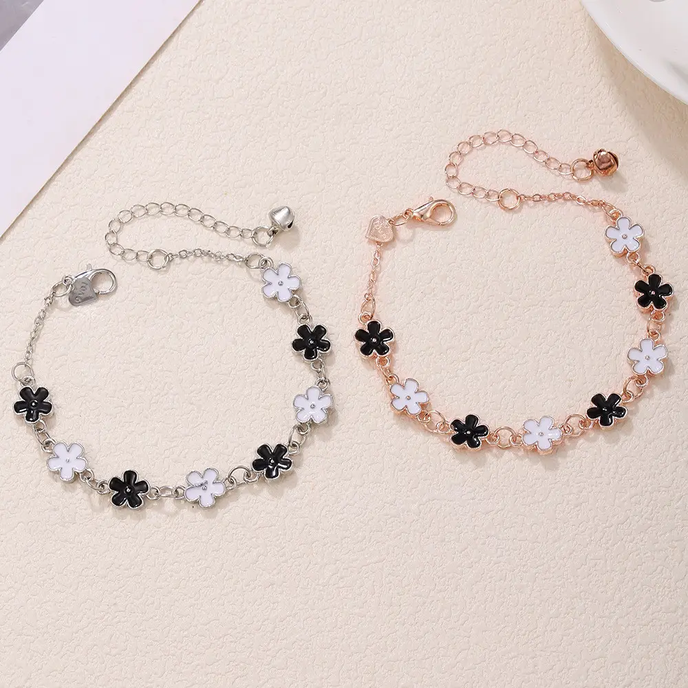 Gelang Wanita Daun Semanggi Silver - Konsep Minimalis dengan Nuansa Luxury yang Halus