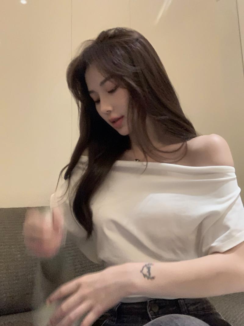Product Introduction of Skinny Sexy White Y2k Crop Top Women Off Shoulder Spring T-shirt Korean Style Black Blouse Tees 2024 Summer Fashion Clothing 6