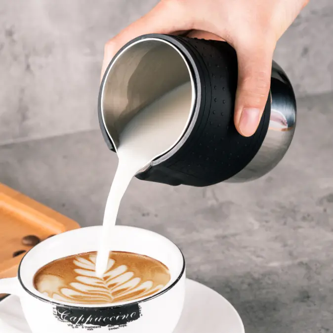 MILKJUG WITH SILICONE SLEEVES–SS 350ML HITAM Alat Stainless