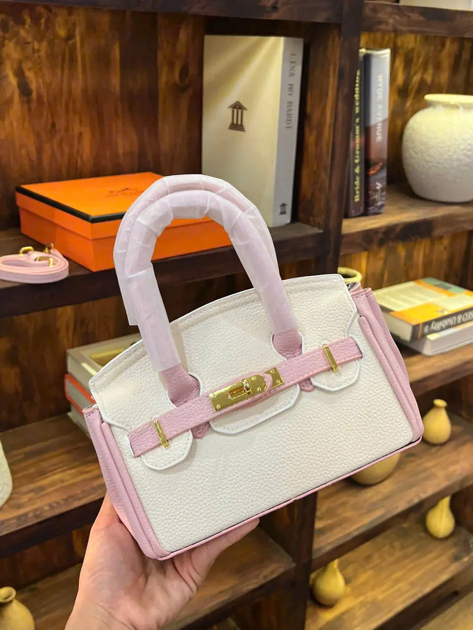 ￼ ( tặng Khăn )Túi Xách Nữ Đéo Chéo Cầm Tay , Chất Da Hạt Gạo Mềm  Size 20 Cho nữ  Bags Kem