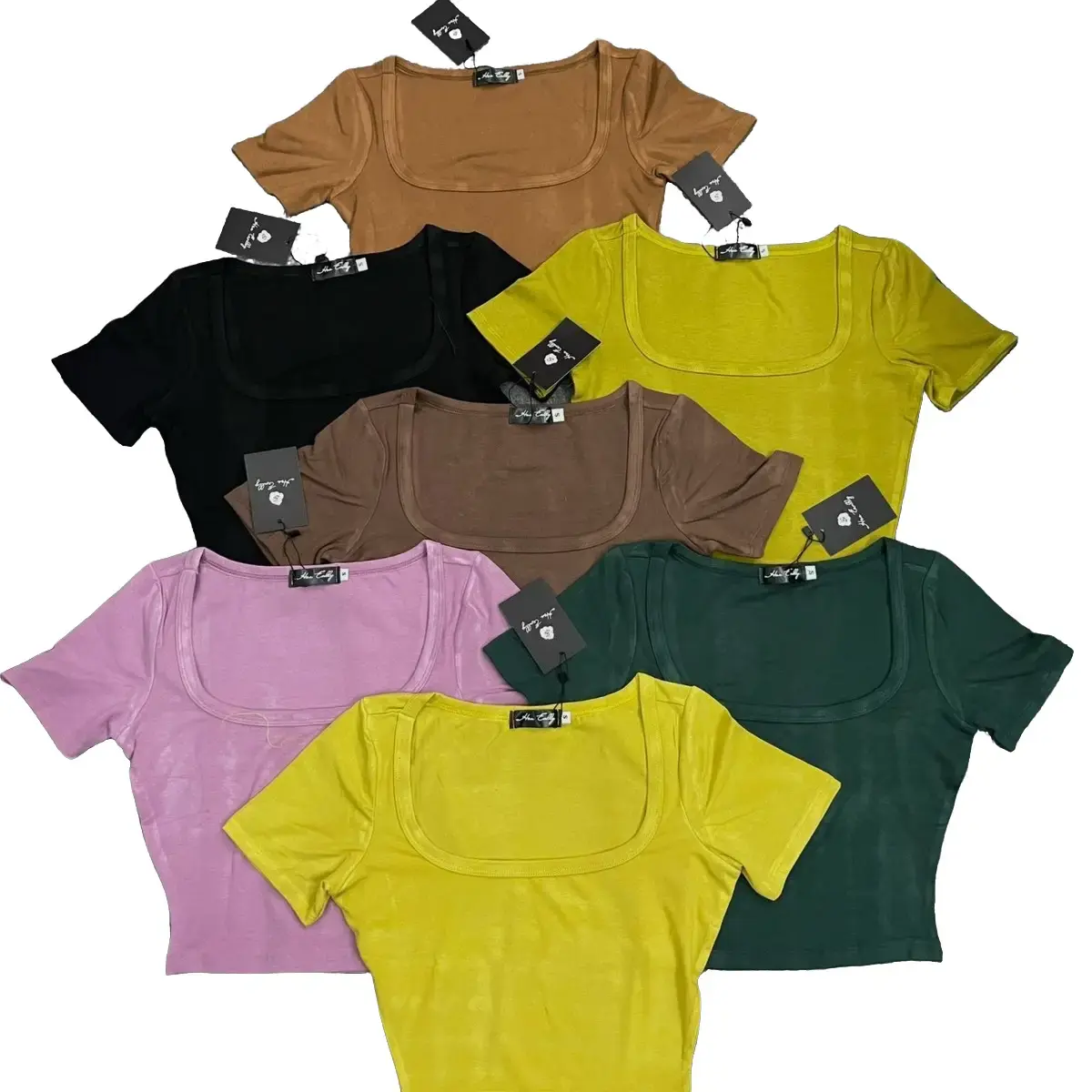 Áo cổ vuông tay ngắn basic hot quanh năm ạ, chất bozip lụa co dãn thoải mãi ôm body tôn dáng, chất mịn mát mặc thích cực. Đi làm đi chơi đều tiện luôn ạ Nữ Top Women Voi