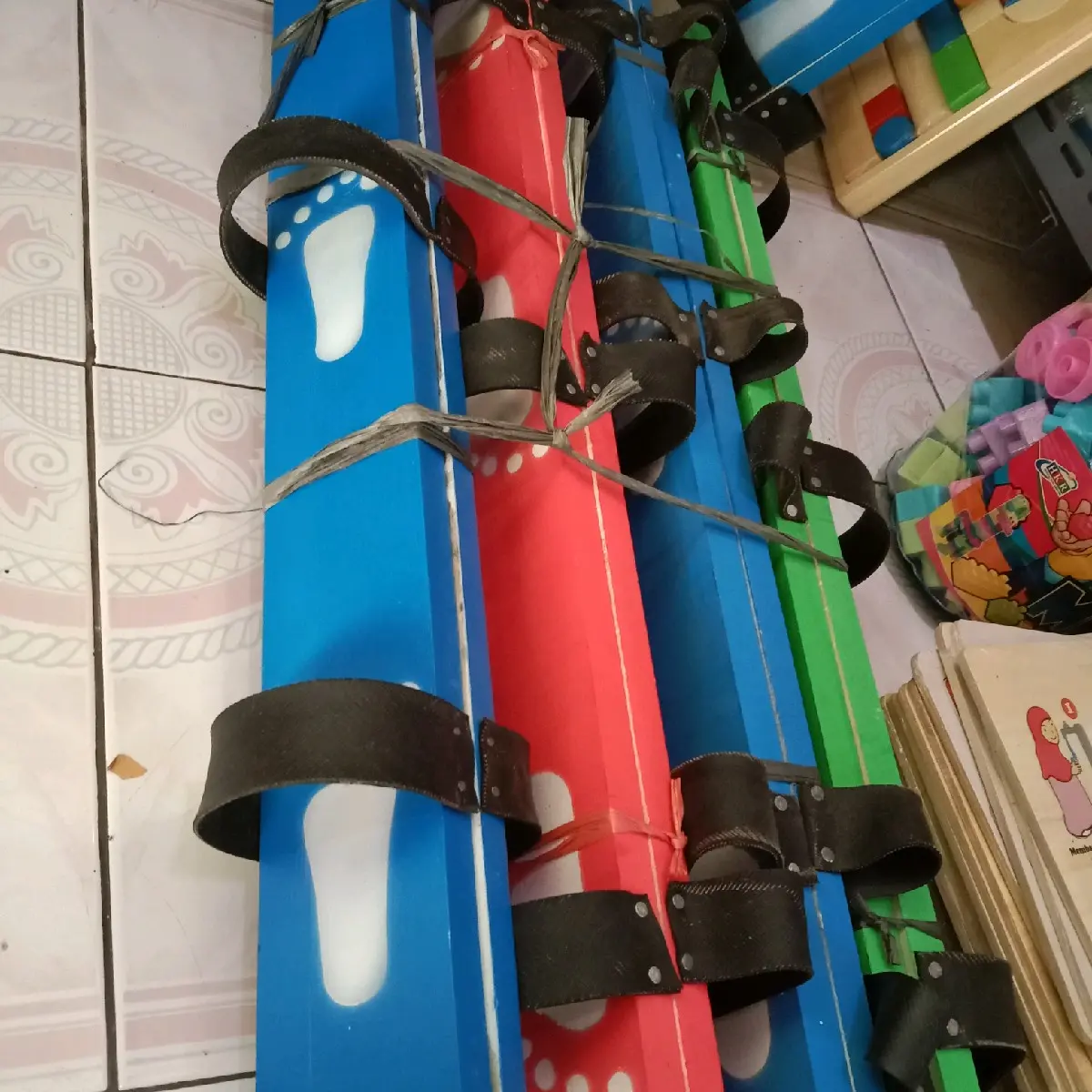 bakiak mainan kayu selop 3, untuk 3 orang/3pasang kaki.
