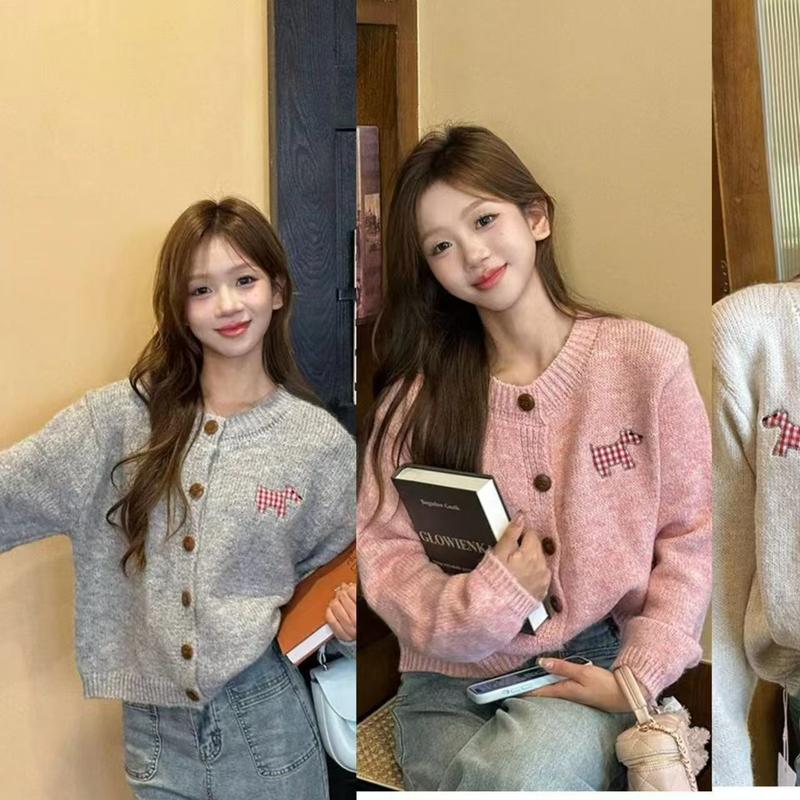 Product Introduction of Áo Len Dệt Kim Cardigan, Áo Khoác Mỏng Và Rộng, Thêu, Kẹo Vá Chó chó Con, Phong Cách Ngọt Ngào Hàng Mới Về 2024 Nữ Top Nữ Top Women Khuy Màu Hồng aolennu 1