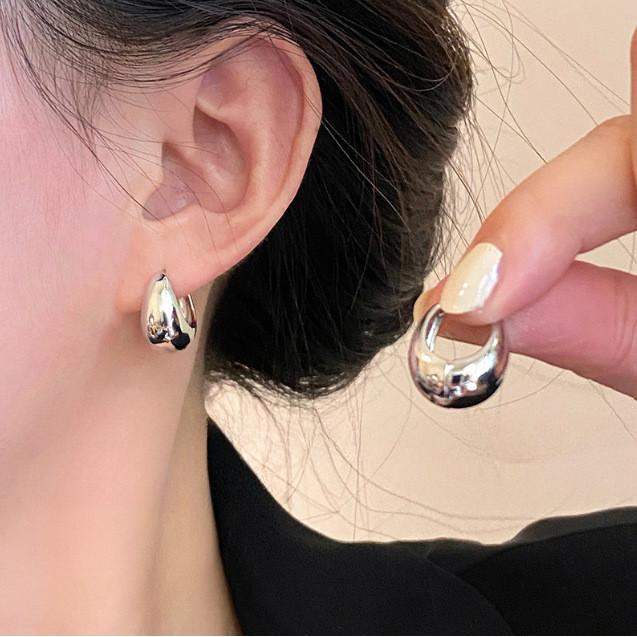 [Fanyee] Anting-anting Lingkaran Polos Temperamen Mode yang Halus Anting-anting kreatif dengan temperamen kelas atas Q132 4